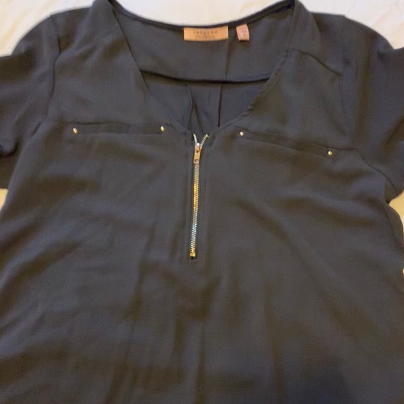 Small Zip up Gray Blouse - Picture 2 of 8